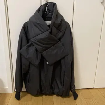 블랙 후드 부착 다운 자켓