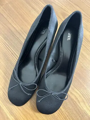 ZARA 블랙 리본 포함 펌프스 중간 힐