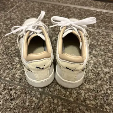 PUMA 화이트 베이지 레오파드 무늬 스니커즈