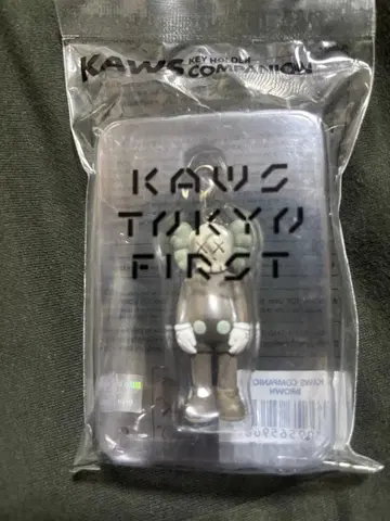 KAWS TOKYO FIRST 키링 메디콤토이 brown