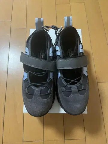 그레이 스트랩 캐주얼 스니커즈