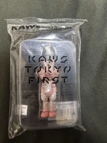 KAWS KAWS TOKYO FIRST 키링 메디콤토이