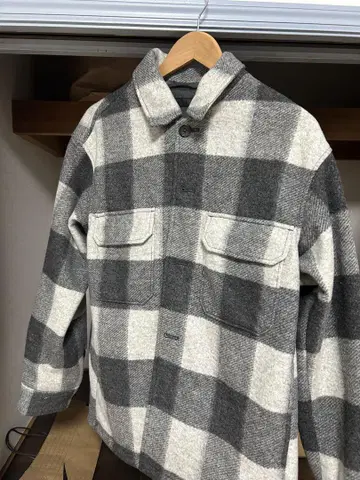 UNIQLO 그레이와 화이트의 체크 무늬 셔츠 자켓 M 사이즈