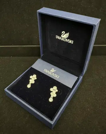 새상품급 SWAROVSKI 크리스탈 귀걸이 박스 포함 선물용
