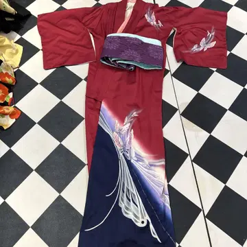 빨간색과 네이비색 나비 무늬 기모노와 오비
