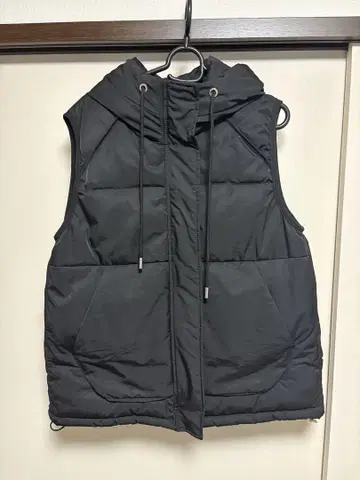 후드 부착 블랙 다운 베스트