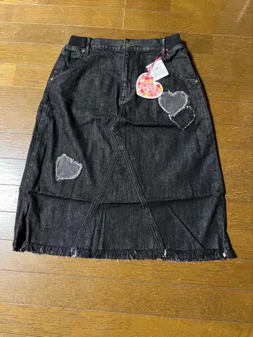 앤드러브클로젯 하트 패치 데님 스커트