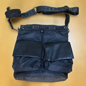 이번 시즌 nouer  에코 가죽 포켓 복조리 백 블랙 2WAY