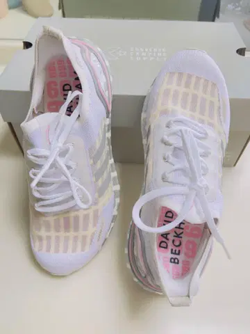 ULTRABOOST 화이트/핑크 스니커즈