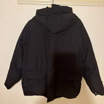 블랙 후드 부착 다운 자켓