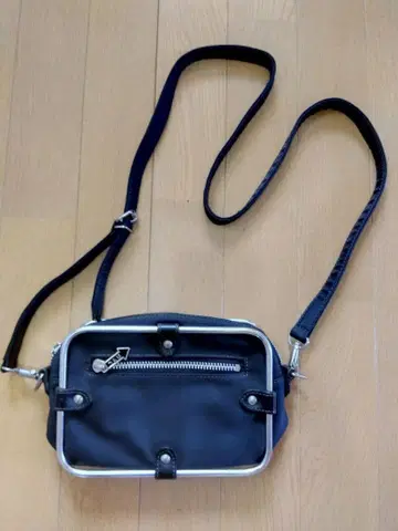 장 폴 고티에 파이프 프레임 백