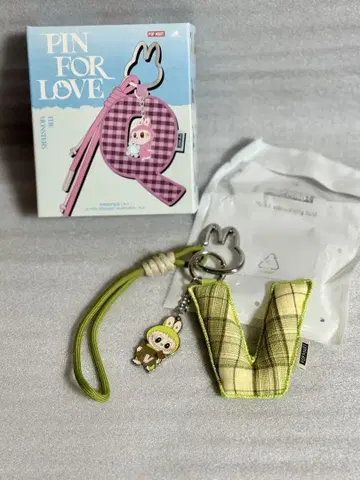 러브브 PIN FOR LOVE V형 키링
