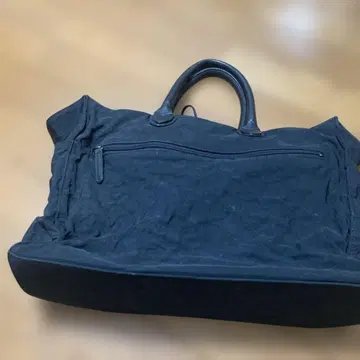 블랙 캠퍼스와 가죽 토트백