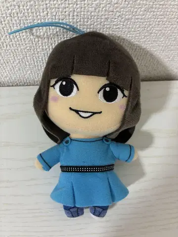 파란 드레스의 캐릭터 봉제 인형
