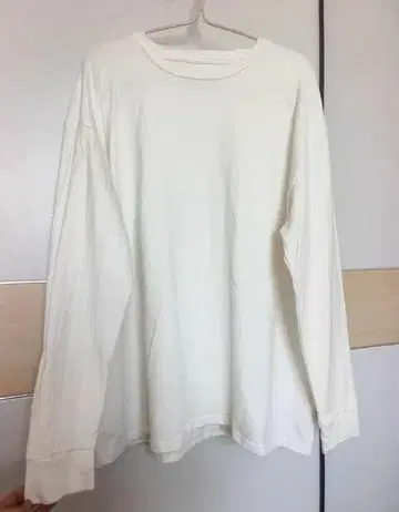 화이트 긴팔 T셔츠