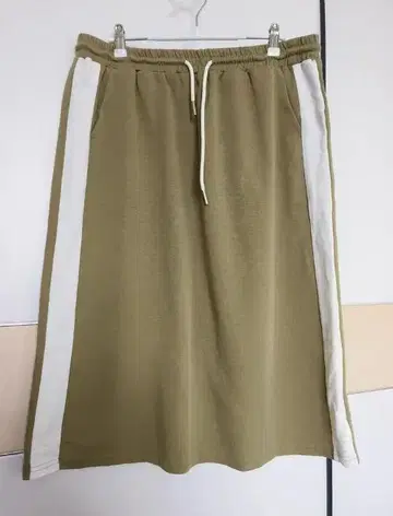 올리브색 타이트 스커트 사이드 스트라이프 포함