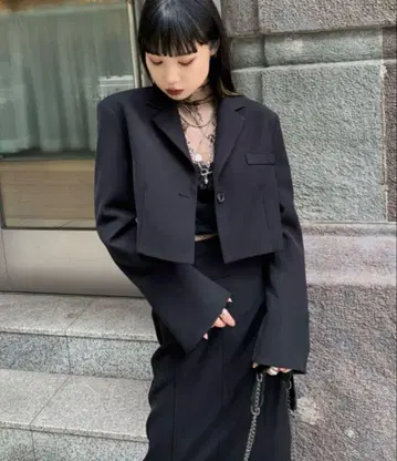 [ LVEU. ] 플레어 커프스 크롭 자켓 LVEU
