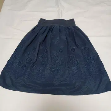네이비 리본 자수 플레어 스커트