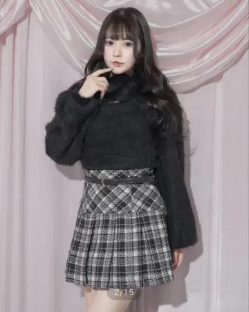 pium 컷 아웃 오프 터틀 페더 니트 블랙