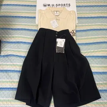 M-U SPORTS 블랙 큐롯 팬츠 & 피케 셔츠 세트