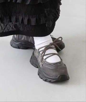 레이스업 통굽 발레 스니커즈