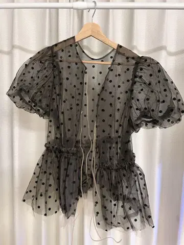MAISON SPECIAL 도트 무늬 시어 블라우스