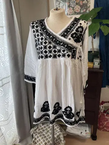 자수 치칸카리 튜닉 화이트 인도