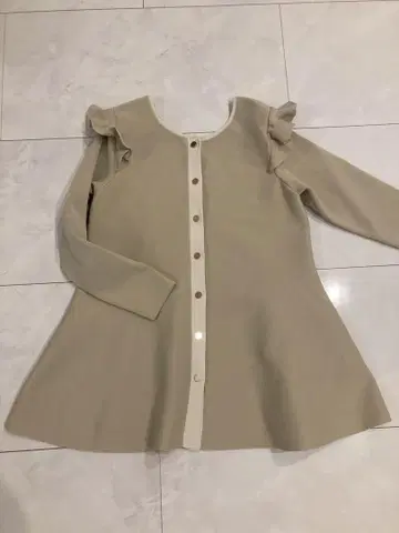 프릴 달린 베이지 A라인 튜닉