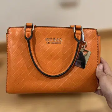 GUESS 오렌지 퀼팅 핸드백