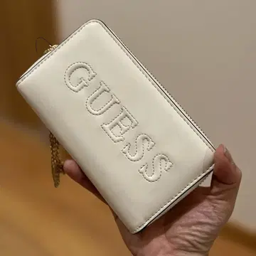 GUESS 화이트 장지갑 체인 포함