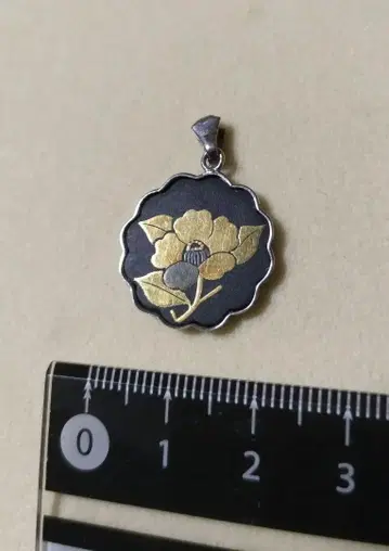 블랙 베이스 골드 컬러 꽃무늬 실버 펜던트 탑