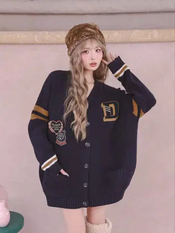 칼리지 와펜 V넥 니트 가디건 Darich 완판템
