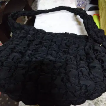 프릴 디자인 블랙 나일론 숄더백