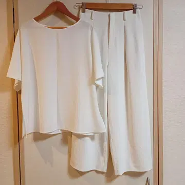 유니클로 UNIQLO 드레이프 와이드 팬츠 화이트 상의 셋업