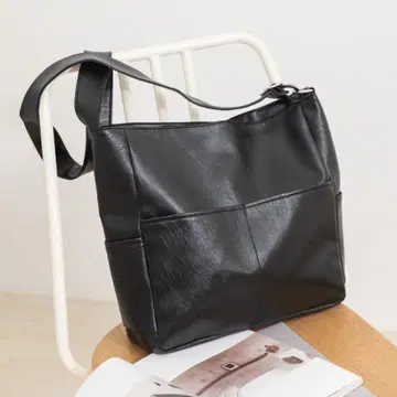 블랙 합성 피혁 숄더백
