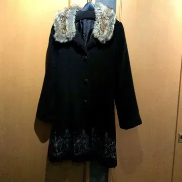 퍼 달린 블랙 롱 코트