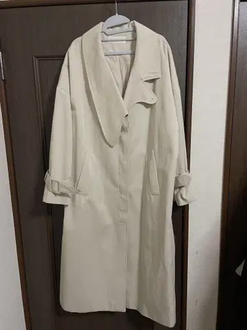 베이지 롱 코트 허리 벨트 포함 트렌치코트