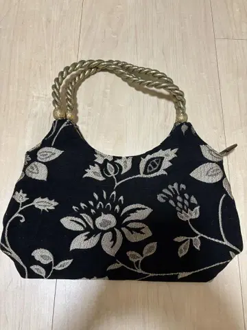 꽃무늬 핸드백 블랙과 금