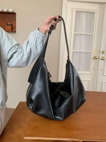 블랙 합성 피혁 숄더백