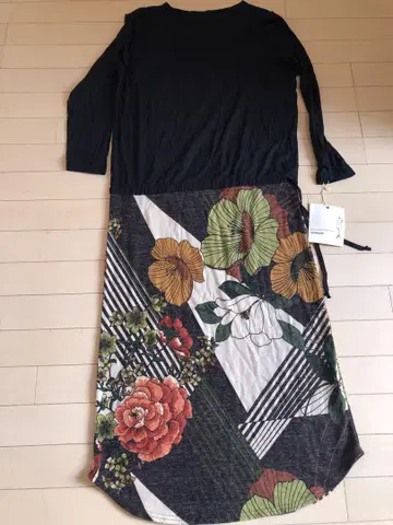 안티카 패턴 토르소 마네킹 이소재 도킹 원피스