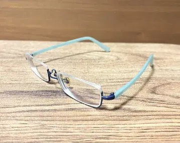 파란 메탈 프레임 안경