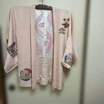 다색 자수 장식 핑크 겉옷