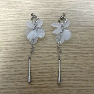 화이트 플라워 모티브 롱 귀찌