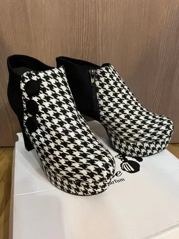하운드투스 패턴 하이힐 부티