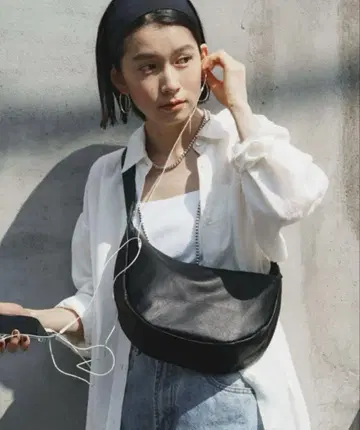 russet 소프트 가죽 라운드 숄더백 블랙 금장 장식 실버