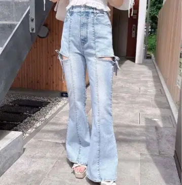 INGNI 사이드 리본 컷 아웃 플레어 데님 팬츠