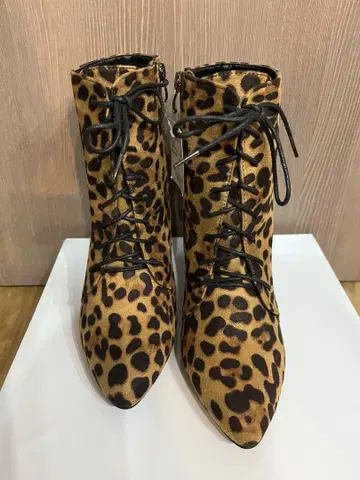 레오파드 무늬 스웨이드풍 레이스업 부츠 부티 LL