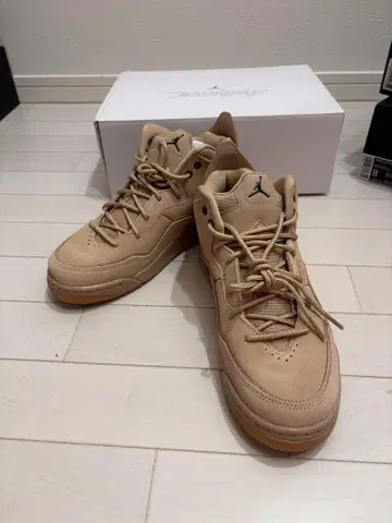 Jordan 베이지 하이컷 스니커즈