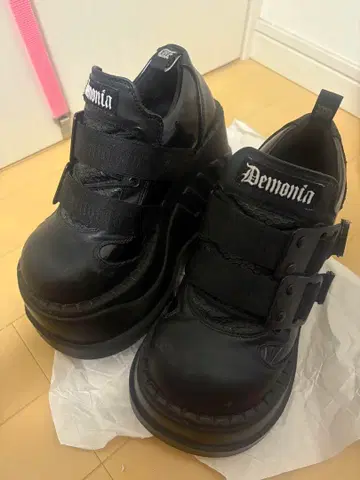 Demonia 블랙스니커 통굽 벨크로