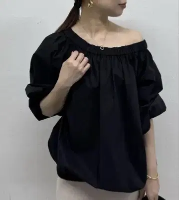 라운지 드레스 오프숄더 블랙 볼륨 슬리브 상의